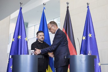 MERCOVE SUZE: Kancelar plače u javnosti, a Nemačka plaća rat