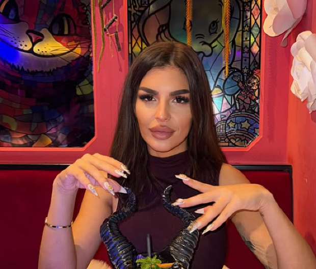 IZ HALJINE SVE KIPI! Ena Čolić očarala fanove provokativnim izdanjem, misteriozni muškarac uz nju! (FOTO)