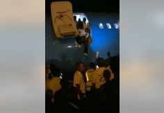 PUTNICI ISKAČU IZ AVIONA NA PISTU! Satima su bili u pregrejanoj kabini, pa se odlučili na DRAMATIČAN korak