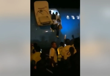 PUTNICI ISKAČU IZ AVIONA NA PISTU! Satima su bili u pregrejanoj kabini, pa se odlučili na DRAMATIČAN korak