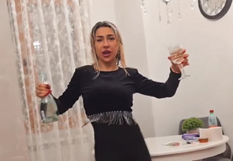 JOVANA JEREMIĆ LUDUJE NA ZLATIBORU! Mokra i sa šampanjcem u ruci: "Ceo dan u akciji" (VIDEO)