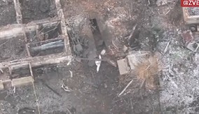 RUSKA GRUPA "SEVER" DIGLA U VAZDUH UKRAJINCE KOJI SU SE KRILI U PODRUMU: Bacio je ranac sa eksplozivom, kamera sve snimila (VIDEO)