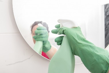 KRISTALNO ČISTO OGLEDALO Prebrišite ga u jednom potezu bez muke, caka je u ovoj stvari