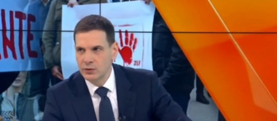 NAJSTRAŠNIJA VEST! UBISTVO VUČIĆA JEDNA OD OPCIJA OPOZICIJE Đilasov potrčko: "Bacanje Vučića sa terase? I to je opcija!" (VIDEO)