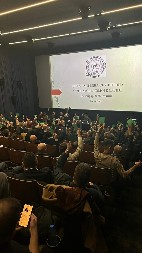 ADVOKATI NE ZNAJU ZAŠTO OBUSTAVLJAJU RAD Ostrašćeni politički govori na Skupštini AKS