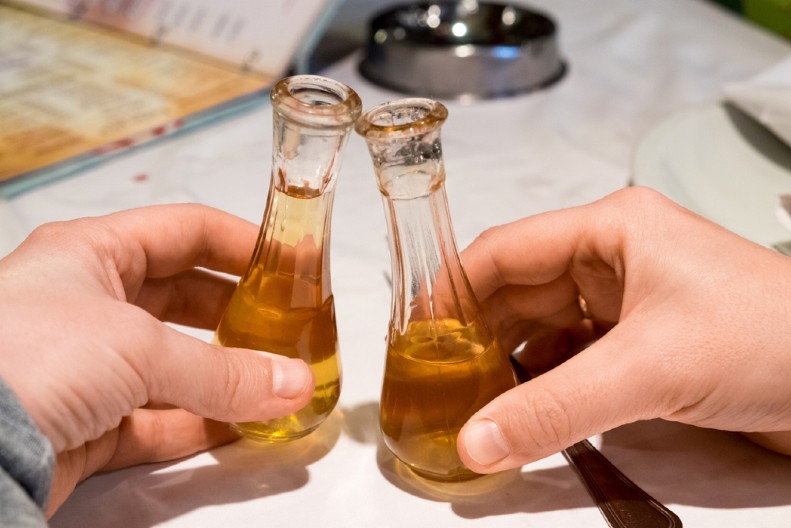 VIC DANA Mujo i Haso sede u kafani, ređaju rakijice jednu za drugom, kad će Mujo...