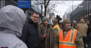 INCIDENT ISPRED KAPITOLA! Bivši premijer pokazivao Vikipediju gardi da bi ušao na Trampovu inauguraciju! (VIDEO)