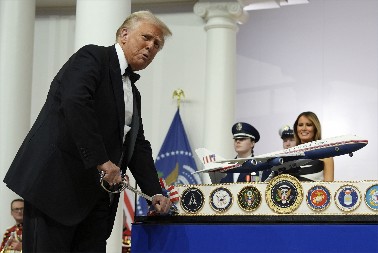 TRAMP POTEGAO MAČ I PERO Prvog dana doneo niz odluka, Amerika uvela vanredno stanje