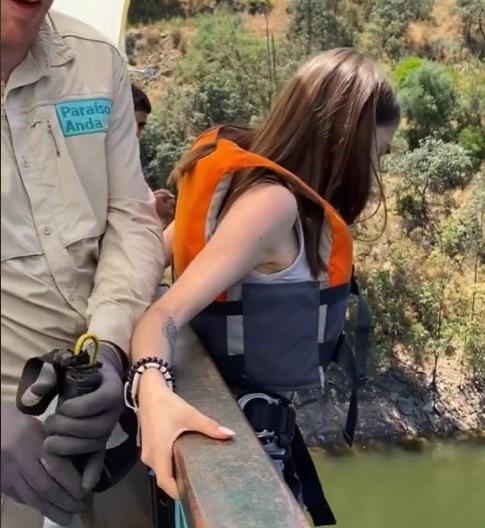 POLETELA JE U PONOR UZ UŽASAN VRISAK Kristina skočila bandžijem i predomislila se u poslednjoj sekundi, kamera snimila svaki trenutak! (VIDEO)