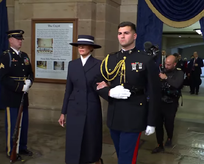 MELANIJIN MODNI PROMAŠAJ? Dva detalja ni u ludilu nije smela da nosi