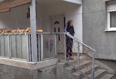 OVDE JE ŽIVELA AKTUELNA ZADRUGARKA! Ovo je porodična kuća u Paraćinu, komšije razvezale jezik: ''Donese joj pune kese svega''