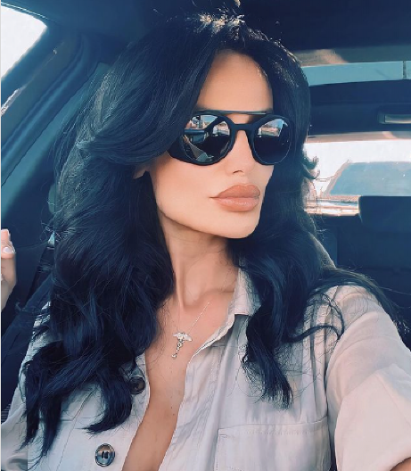 NAŠA PEVAČICA HITNO MORALA NA OPERACIJU Zbog pucanja silikona u grudima završila u bolnici!