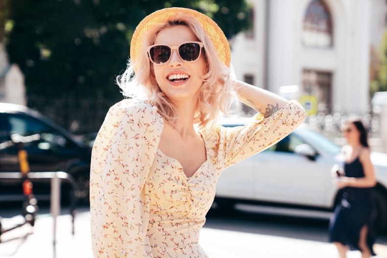 VIC DANA Ode plavuša u prodavnicu kućnih aparata....