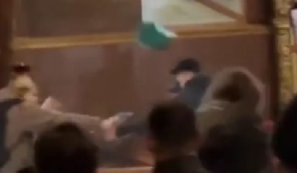 "DOĐITE DA IM J*** MILU MRTVU MAJKU" Jezive užasne pretnje učenika u Bečeju, poziva na linč učenika i profesora koji neće da podrže blokade (VIDEO)