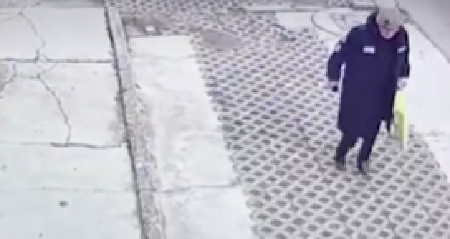 PROPAO PROTEST KAO PROPALI PIJANAC Skupila se šaka jada da podrži Đurkovića koji je pijan padao po ulici, pa rekao da su ga prebili (VIDEO)