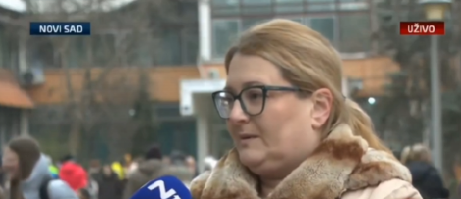 PROVALJENA JOŠ JEDNA POLITIČKA ZLOUPOTREBA DECE! Aktivistkinja stranke Brajana Brkovića gura dečicu od 7 godina na ulicu! (VIDEO)