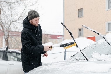 ZA NEKOLIKO SEKUNDI MOŽETE OSTATI BEZ AUTA Jutarnje odleđivanje stakala može vas skupo koštati ako napravite ovu grešku