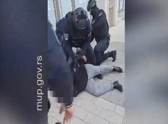 NEVEROVATNA AKCIJA POLICIJE! Pogledajte hapšenje trojice osumnjičenih za teško ubistvo u Sremskoj Mitrovici (VIDEO)