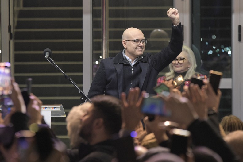 VUČEVIĆ ZAGRMEO U FUTOGU: Ni prelazne vlade, ni otimanja Gradske kuće, ni uništavanje Novog Sada, a neće ni otcepiti Vojvodinu iz Srbije!