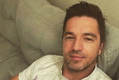 "NEĆE ME DOČEKATI SA POLICIJOM" Bio je omiljeno TV lice, pobegao iz Srbije nakon što ga je bivša prijavila za nasilje, a sada konačno priznao sve!