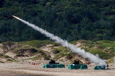 KIM UTERUJE STRAH U KOSTI KOMŠIJAMA Pokazao šta ima u arsenalu