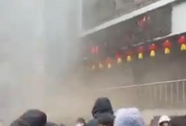 EKSPLOZIJA U TRŽNOM CENTRU Ranjeni leže na ulici, ljudi beže (VIDEO)