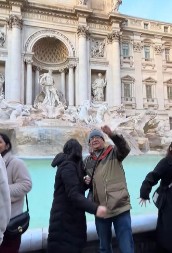 DOŠLI DA OKUŠAJU SREĆU, PA SE SREĆA PRETVORILA U PAKAO Htela da baci novčić u fontanu, ali je onda sve krenulo po zlu