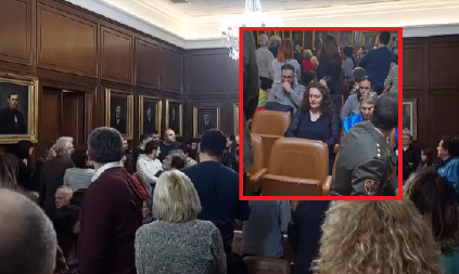 OVO JE ČIST FAŠIZAM Opozicija upala u Maticu srpsku: Prekinuli Svetosavsku akademiju (VIDEO)