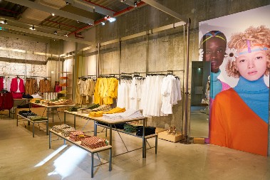 SRBI GA BAŠ OBOŽAVAJU Propast tekstilng giganta – masovna otpuštanja