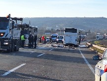 PRVE SLIKE JEZIVE TRAGEDIJE KOD UMKE Srča i staklo po putu, autobusi neprepoznatljivi (FOTO)