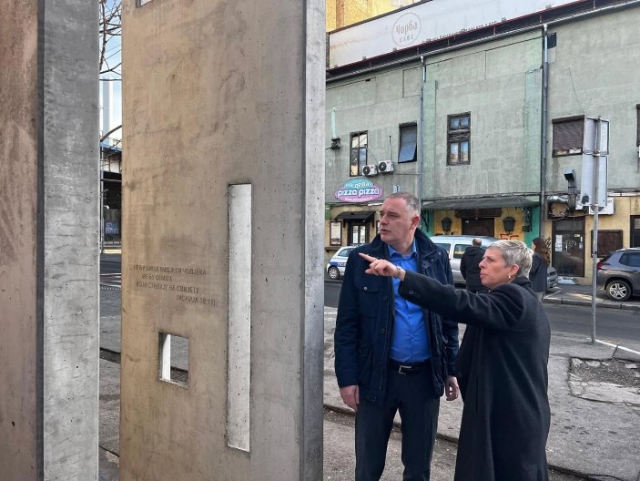 AMBASADORKA IZRAELA I PREDSEDNIK GO SAVSKI VENAC OBIŠLI SPOMENIK JEVREJIMA STRADALIM U DUŠEGUPKI