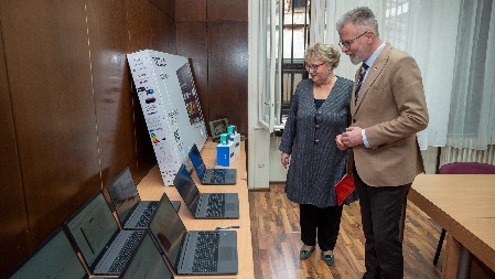 Ministar Ristić uručio vrednu IT opremu Institutu za srpski jezik SANU