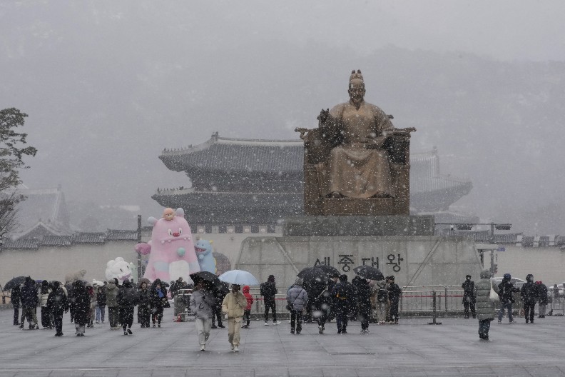 LJUDI SATIMA ZAGLAVLJENI U SAOBRAĆAJU, HAOS NA AUTOPUTEVIMA! Jaka snežna oluja pogodila Južnu Koreju (FOTO)
