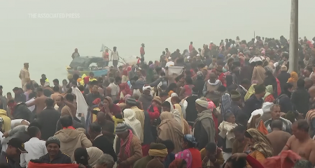 HTELI DA SE KUPAJU U "SVETOJ VODI" Desetine ljudi povređeno, nastao stampedo! (VIDEO)