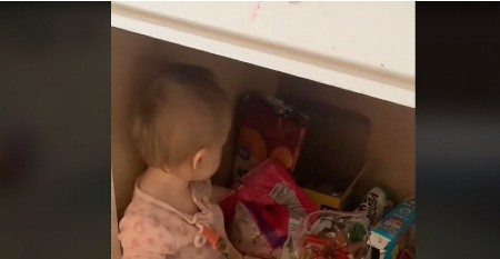 OVO JE NEŠTO NAJSLAĐE ŠTO ĆETE DANAS VIDETI Mama uhvatila bebu u ormariću sa slatkišima, ovu reakciju nije očekivala!
