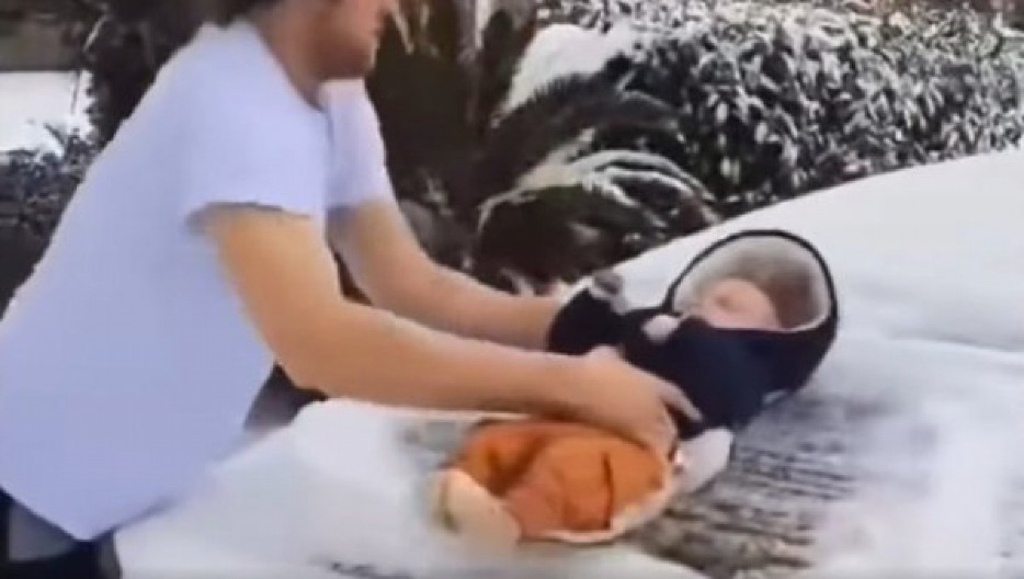 "OVO JE TUŽNA SCENA" Bebom očistio sneg sa automobila, a sada je pod istragom policije (VIDEO)