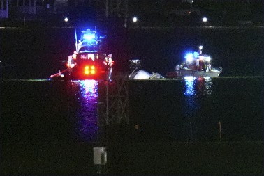 PAO PUTNIČKI AVION IZNAD VAŠINGTONA! Sudario se sa američkim vojnim helikopterom, unutra bilo 60 ljudi: TELA IZVLAČE IZ REKE