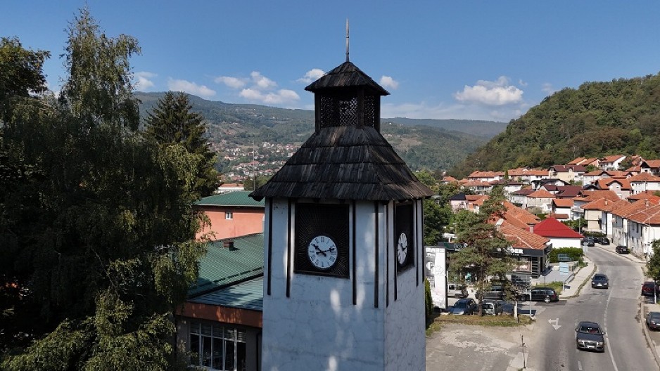 IZGRAĐENA PRE NEKOLIKO VEKOVA A JOŠ UVEK RADI I POKAZUJE TAČNO VREME Sahat kula je simbol ovog grada, sada sledi njena sanacija