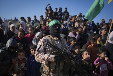 TAOCI NA SLOBODI! Haotične scene u Gazi: Hamas predao Crvenom krstu 8 zarobljenika nakon 482 dana agonije (FOTO/VIDEO)