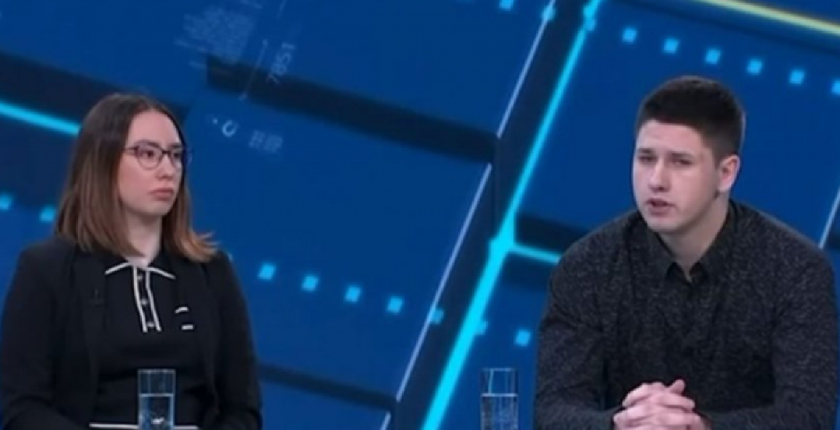 STUDENTI U BLOKADI PORED ZAVEŠTANIH TELA IGRAJU STONI TENIS: Student Medicinskog fakulteta sa prosekom deset otkrio aktivnosti kolega (VIDEO)