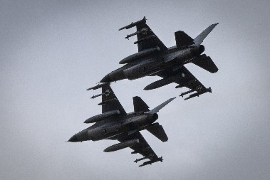 ČLANICA NATO PODIGLA BORBENU AVIJACIJU! Zbog ruskog napada na zapad Ukrajine, poleteli prvi avioni F-16!