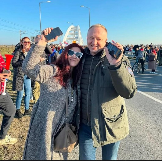 OVO JE PRAVO LICE DRAGANA ĐILASA! Pogledajte kako se smeje i pravi selfije dok obeležava tri meseca od smrti 15 osoba! (FOTO)