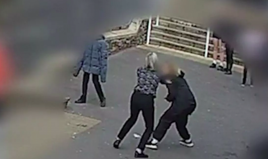 STRAVIČAN NAPAD TINEJDŽERKE NOŽEM U ŠKOLI Nastavnici svedočili o borbi za život (FOTO)