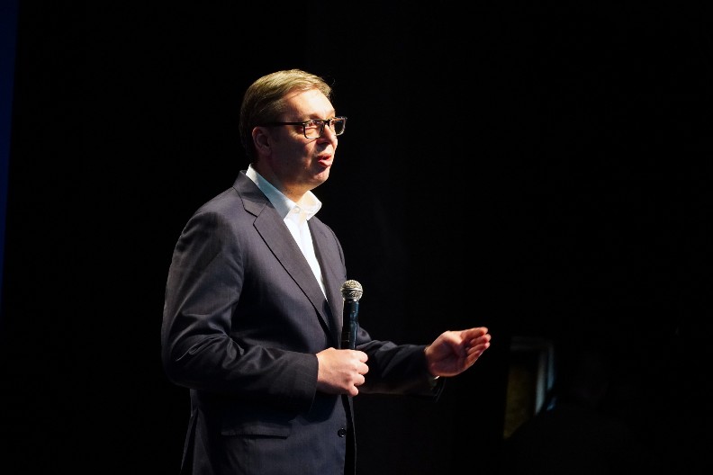 VUČIĆ SE UPRAVO OGLASIO VIDEO-PORUKOM Izabran sam da ne dozvolim da ulica upravlja Srbijom, već njeni građani odlukom na izborima!