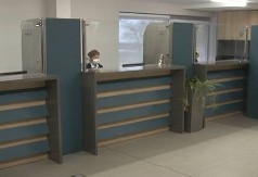 VIC DANA Dolazi čovek na šalter za glupa pitanja i kaže...