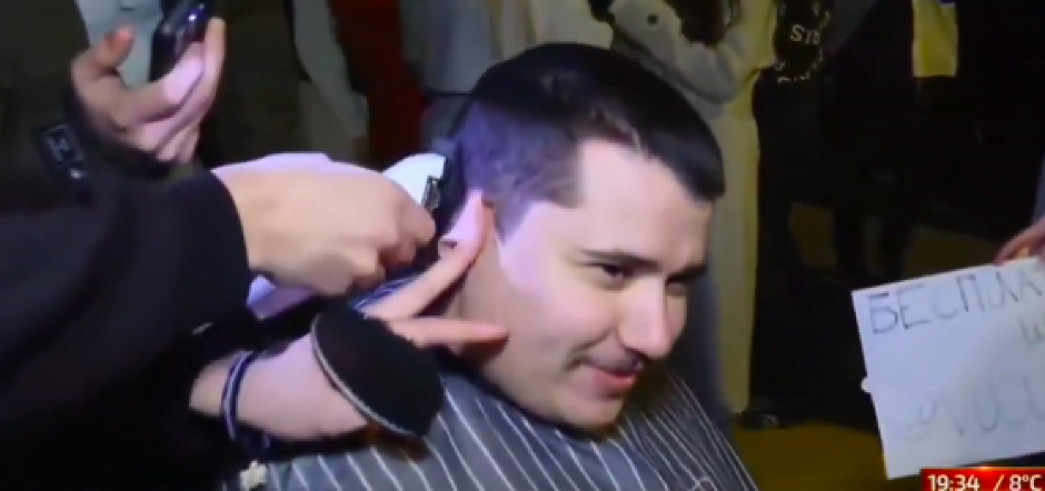 FALI JOŠ SAMO ČOVEK KOJI GUTA MAČEVE I ŽENA KOJA BLJUJE VATRU: Studenti napravili cirkus od odavanja pošte povodom 3 meseca od smrti 15 ljudi! (VIDEO)