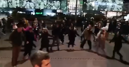 DA LI JE OVO MOGUĆE? "Skup studenata" se pretvorio u vašar, pokazali kako žale za 15 poginulih (VIDEO)