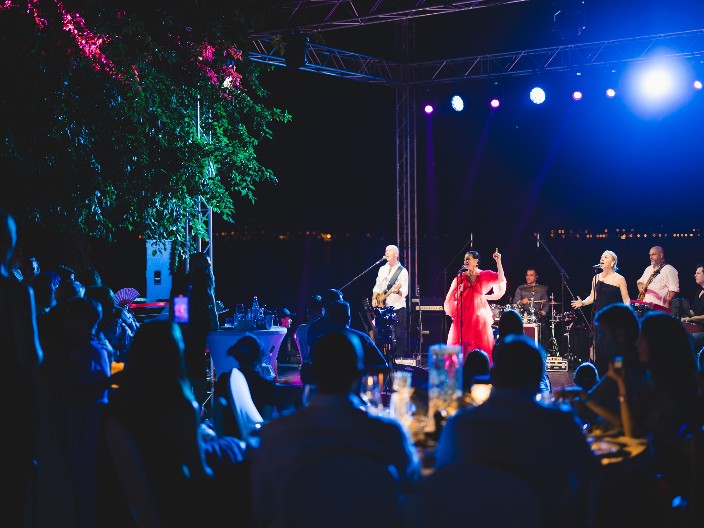 NIKO SE NIJE POJAVIO NA NASTUPU PEVAČICE! Gazda odbio da joj plati: "Bili smo samo konobar i ja"