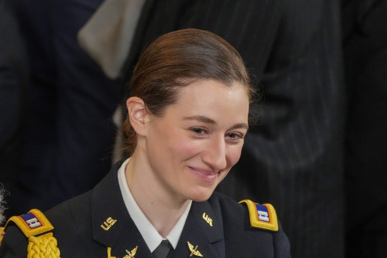 ONA JE TREĆI ČLAN POSADE VOJNOG AVIONA Rebeka je stradala pri sudaru sa putničkim avionom (FOTO)