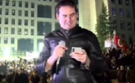 BLAM NA PROTESTU OPOZICIJE Evo šta se desi kad nema "idiota" da priskoči u pomoć (VIDEO)